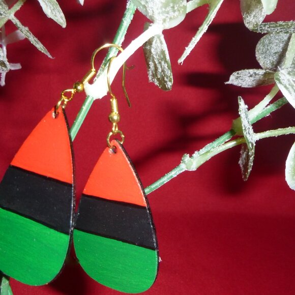Afrocentric Earring / Wooden Earring / Handcrafted Earring / Tear Drop Earring - Picture 5 of 7